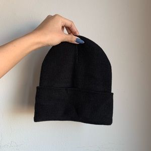 Aritzia Peak Beanie in Black